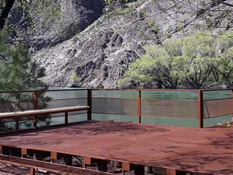Paredones y cordillera, río Aluminé, Neuquén