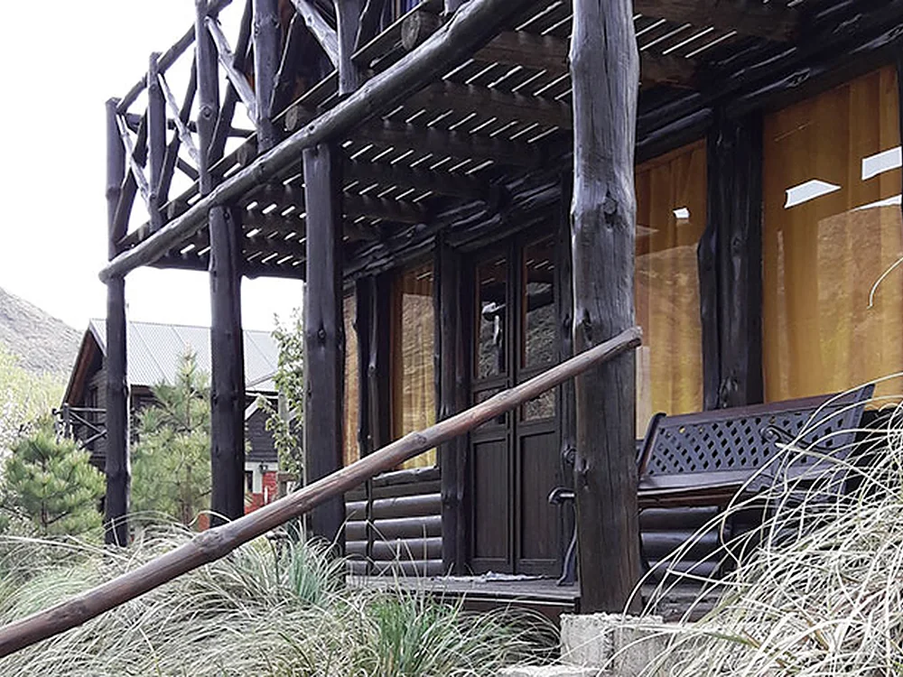 Cabaña de madera con balcón frente al río Aluminé, Piedras Verdes, Aluminé