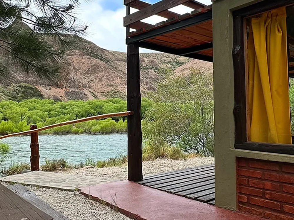 Deck de la cabaña con vista al río, Piedras Verdes, Aluminé