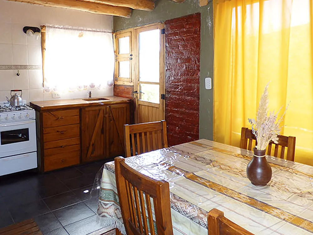 Cocina comedor de la cabaña, Piedras Verdes, Aluminé