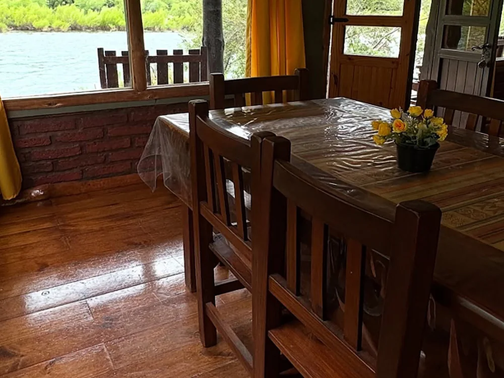 Comedor con ventanal, Piedras Verdes, Aluminé