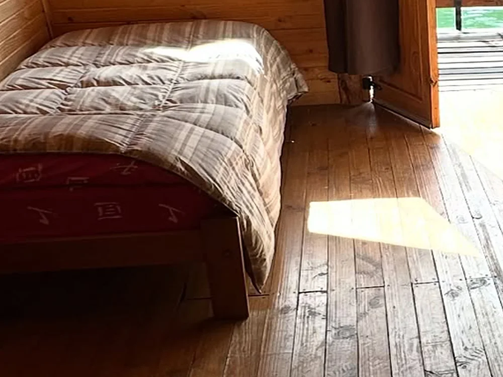 Dormitorio con cama matrimonial, Piedras Verdes, Aluminé
