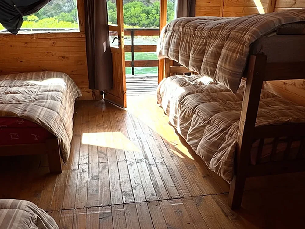 Dormitorio con camas simples y cucheta, Piedras Verdes, Aluminé