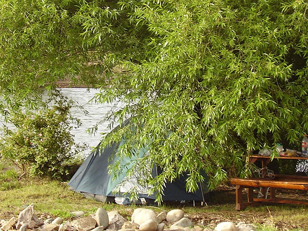 Parcela con carpa y mesa junto al río, Piedras Verdes, Aluminé