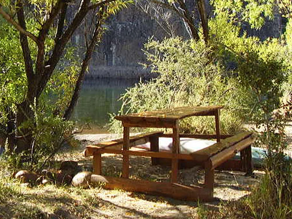 Mesas de madera a la sombra, Piedras Verdes, Aluminé