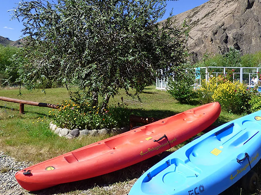 Kayaks en la orilla del camping, Piedras Verdes, Aluminé