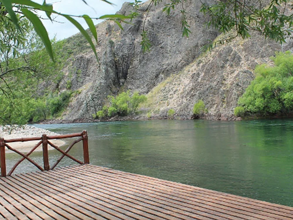 Muelle de madera sobre el río Aluminé