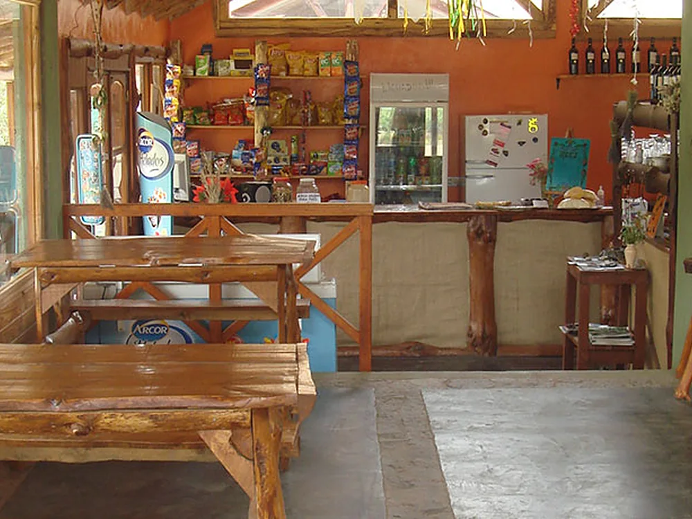 Interior del restobar con mesas de madera