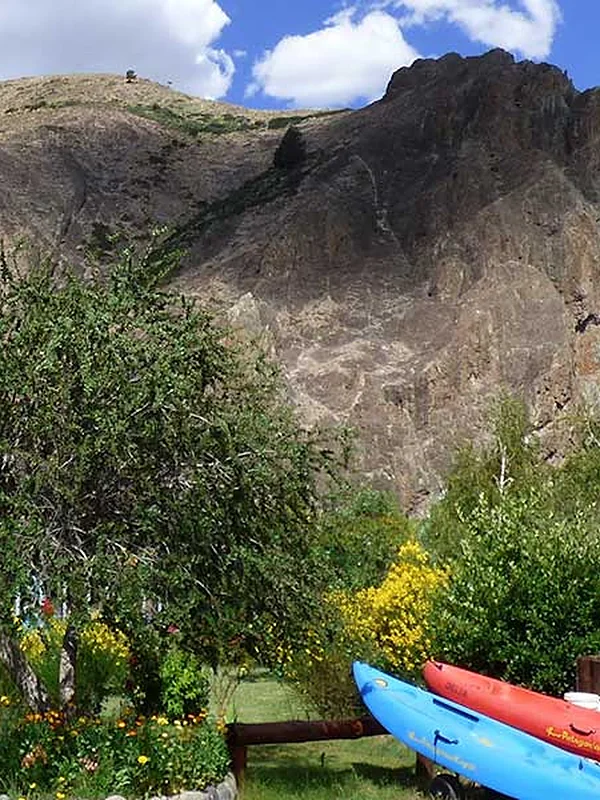 El camping con los kayaks y los cerros de Aluminé